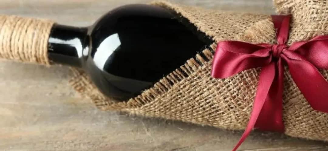 Jak ozdobić butelkę wina na prezent – zaskocz swoich bliskich wyjątkowością