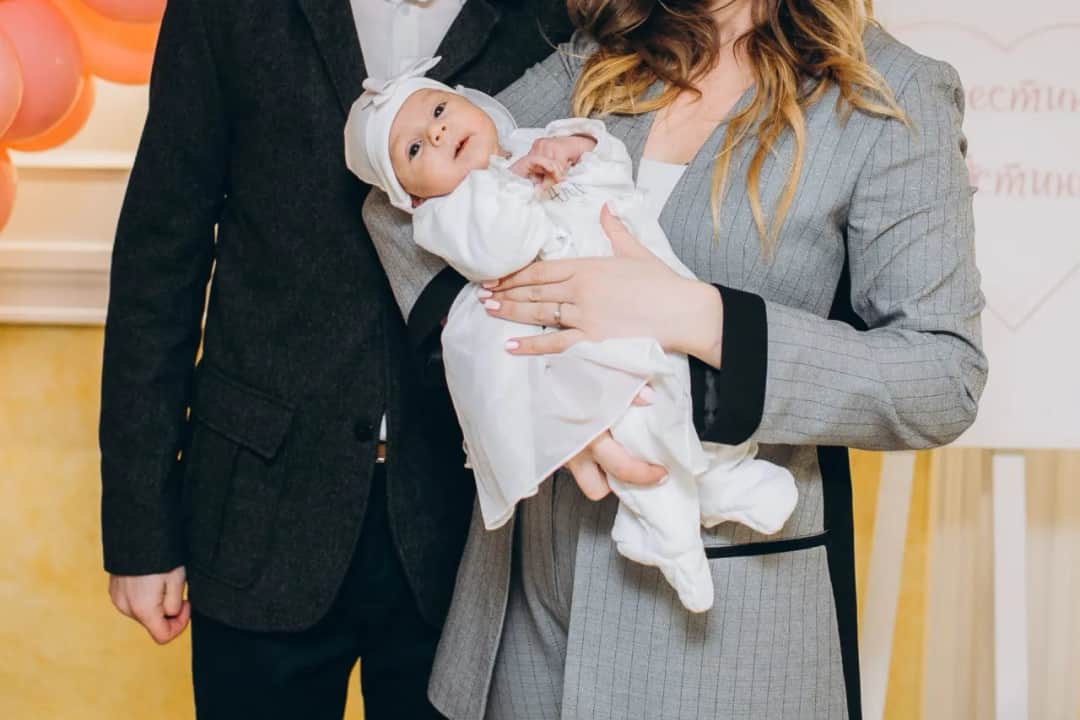 W czym na chrzciny jako gość? Stylizacje, które zachwycą każdego