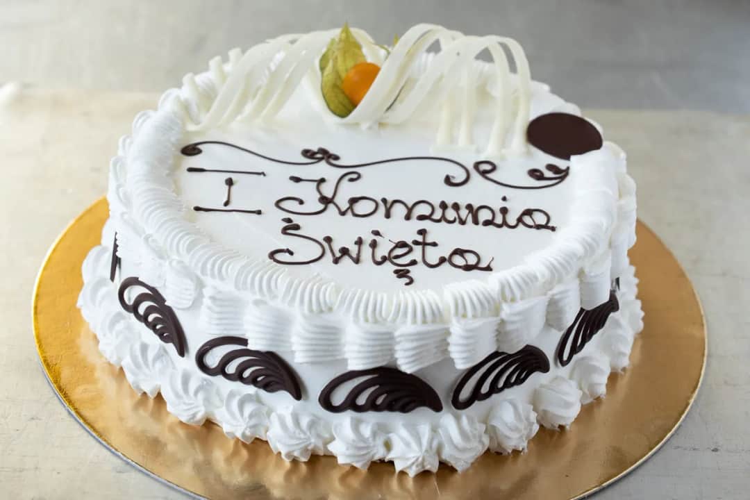 Jak udekorować tort na komunię - inspiracje i pomysły na dekoracje