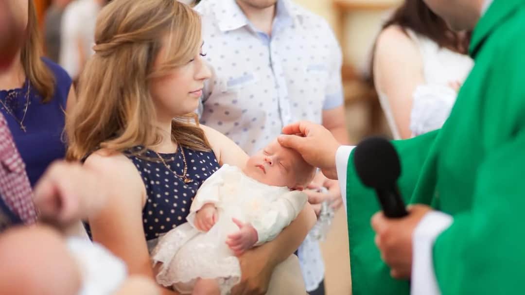 Ile powinna dać chrzestna na chrzciny? Odkryj najlepsze kwoty prezentów