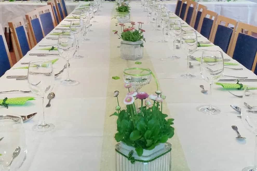 Jak udekorować stół na komunie – piękne pomysły na wyjątkowe przyjęcie