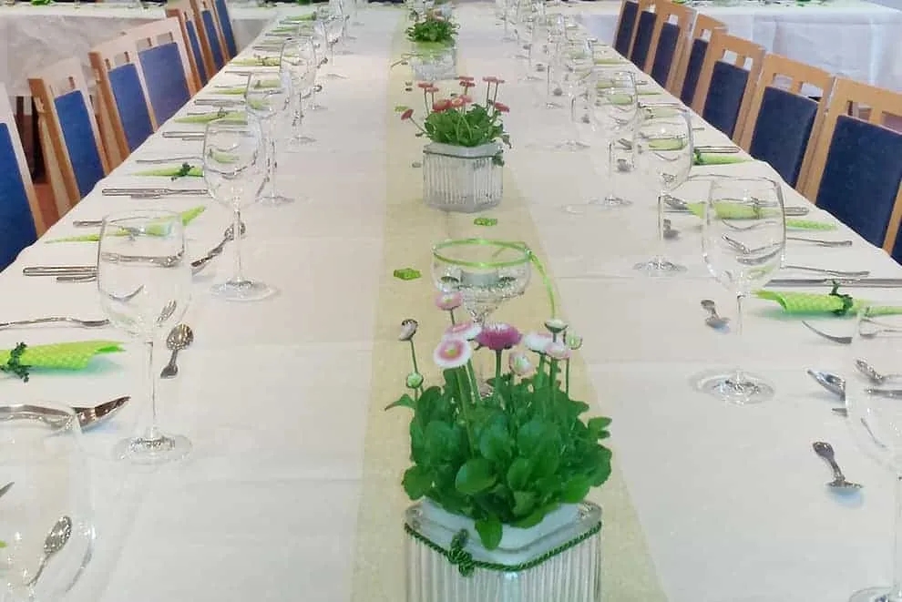 Jak udekorować stół na komunie – piękne pomysły na wyjątkowe przyjęcie